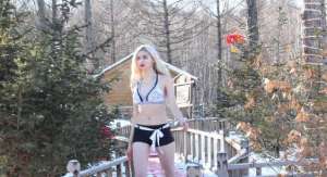 光身美女视频(零下15度脱光衣服受冻赎罪，俄美女成为富豪情妇后感到无比羞愧。)