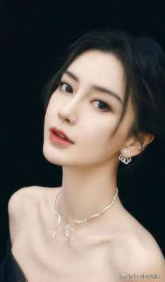 美女式走路(膝盖内扣、外八字，这9位“半身美女”，走路姿势简直毁形象)