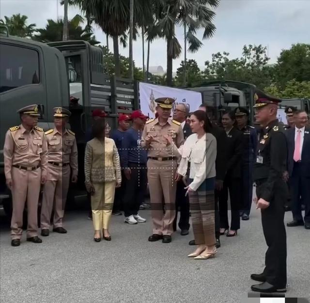 39岁泰国美女总理现身抗洪捐赠现场，三色裤子好洋气，真是没见过
