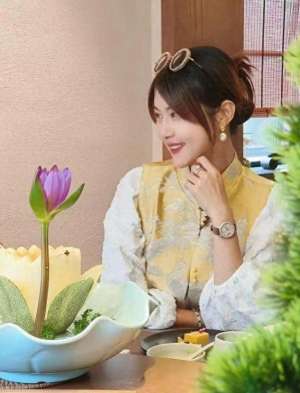美女珊珊海边人体模特(上海美女，两遇渣男后嫁大30岁老公生3娃，租66万房雇菲律宾女佣)