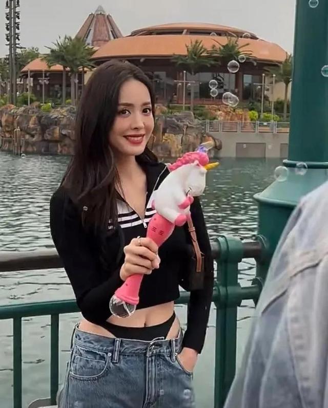 古力娜扎丁字裤照片外露真的是太好看了,本人回应穿什么都可以