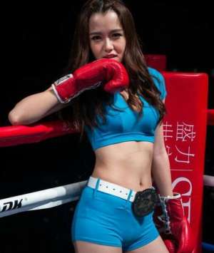 拳击举牌美女(拳击女郎靠举牌工作买到宝马，泼辣的她竟敢依偎在老虎身上)