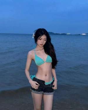 泳装美女们(火辣炸弹性感泳装美女写真集，一瞥即醉的魅惑之旅)