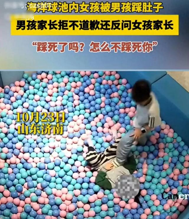 男孩游乐场踩女孩肚子,女孩躺地哀嚎,家长叫嚣:怎么没踩死你!