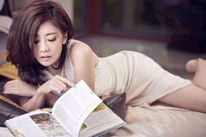 美女画中走(贾静雯早期写真被翻出，穿红裙坐在沙发上摆拍，坐姿优雅身材傲人)