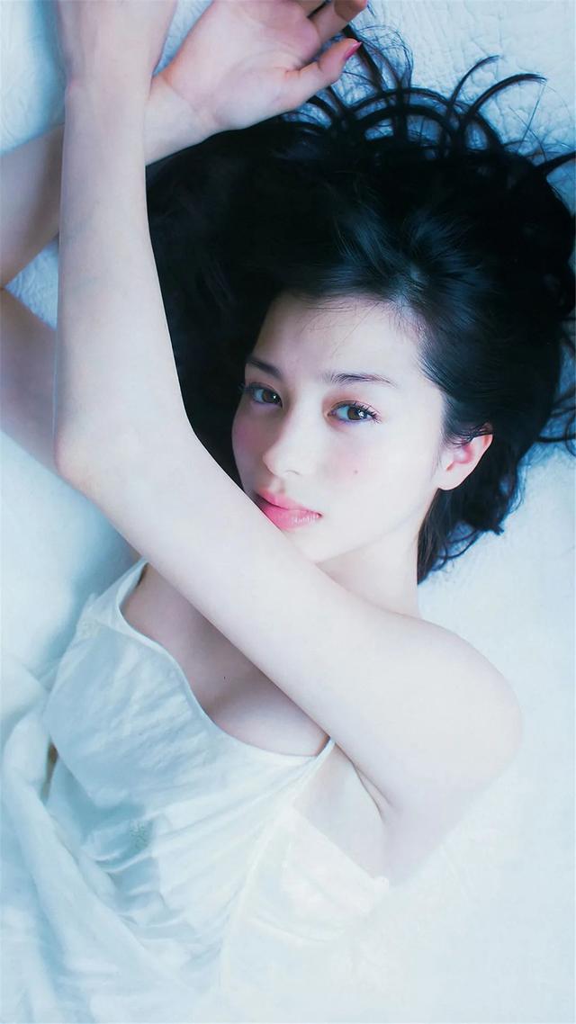 日本混血美女女星-中条彩未,清纯又性感,人美身材好美女图写真