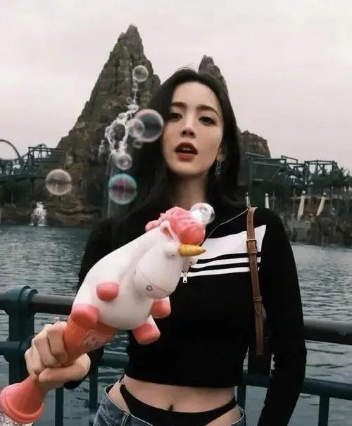 古力娜扎丁字裤照片外露真的是太好看了,本人回应穿什么都可以