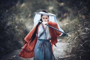 性子美女(脾气暴躁的美女狠人，出手凌厉的武林高手，红衣女剑客)