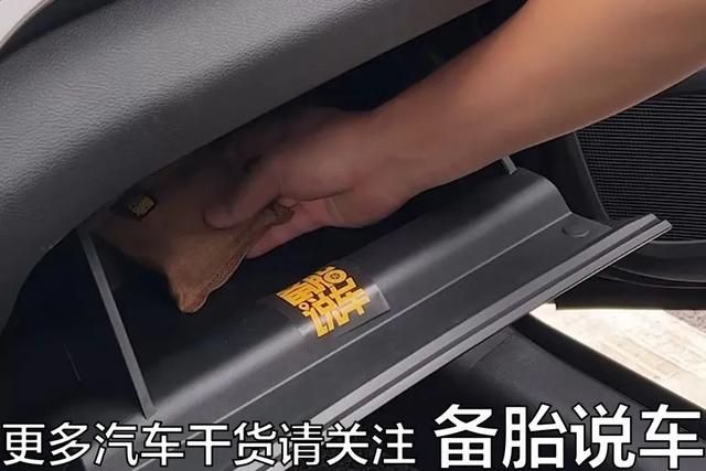 为什么车子开久了,车内总是会出现异味?