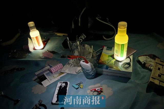 美女大学毕业生练摊甩货 附近市民争相购买