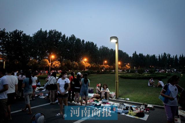 美女大学毕业生练摊甩货 附近市民争相购买