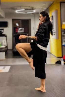 美女一脚(大长腿美女练搏击，一脚踢飞烦恼娇小女生也能变身“功夫女王”)