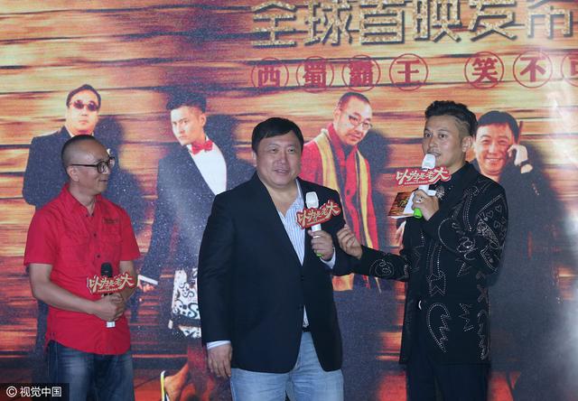 这排场像老大巡街！王晶左右美女相伴参加《以为是老大》首映会