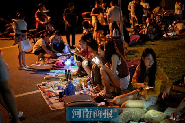美女大学毕业生练摊甩货 附近市民争相购买