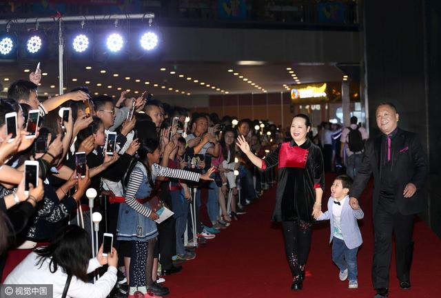 这排场像老大巡街！王晶左右美女相伴参加《以为是老大》首映会