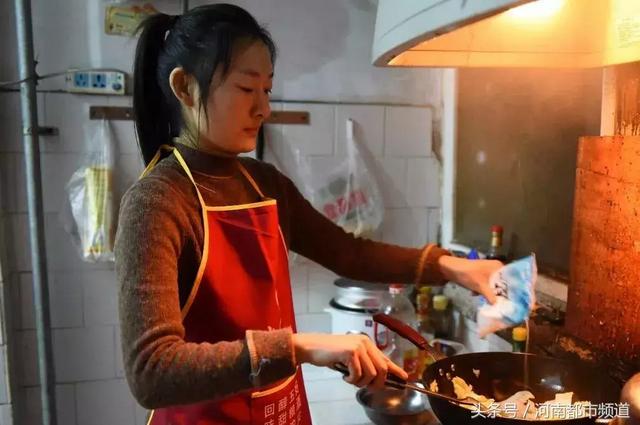 为救弟弟，河大美女放弃高薪，扛货打杂，连男友都弃她而去……