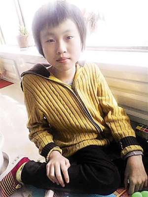 土桥美女(临夏州13岁女孩无法站立 追求作家梦不放弃)