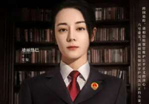 美女蹲厕所正面高清图(迪丽热巴一身旗袍“草莓蹲”，身材凹凸有致，一般人不敢模仿)