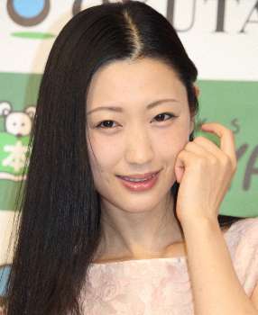 日女星坛蜜与漫画家清野提交婚姻登记 因节目结缘
