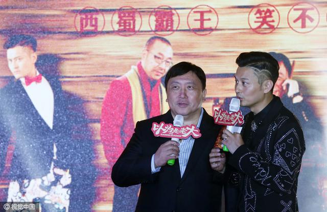 这排场像老大巡街！王晶左右美女相伴参加《以为是老大》首映会