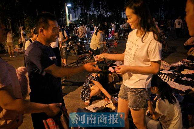 美女大学毕业生练摊甩货 附近市民争相购买