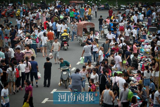 美女大学毕业生练摊甩货 附近市民争相购买