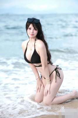 美女波大(无限风情这波丰满身材你打几分 黑色比基尼美女写真)