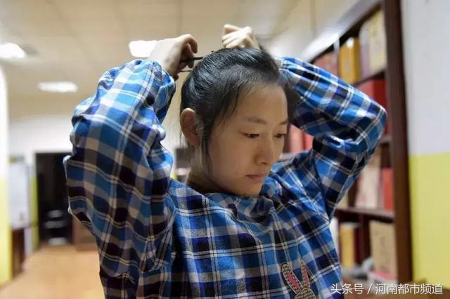 为救弟弟，河大美女放弃高薪，扛货打杂，连男友都弃她而去……