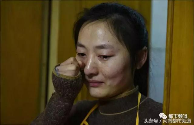 为救弟弟，河大美女放弃高薪，扛货打杂，连男友都弃她而去……