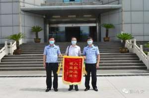 绣绑架美女(济南一女子小区附近遛弯，突遭两男子绑架，车直奔高速……)