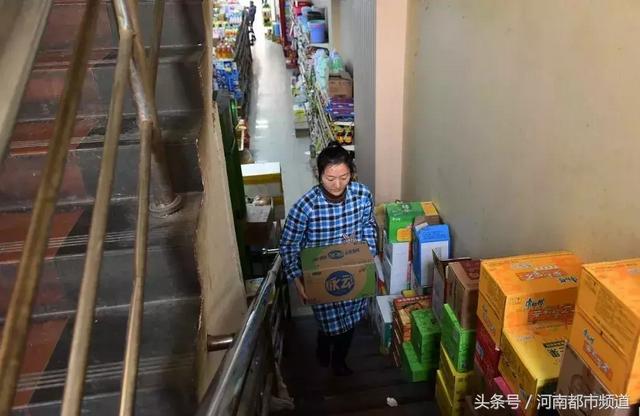 为救弟弟，河大美女放弃高薪，扛货打杂，连男友都弃她而去……