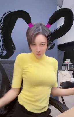 穿紧身衣的大胸美女(龙女郎张蓝心近照身材丰满，穿紧身衣肚腩明显，网友：胸比以前大)