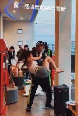 美女泳衣派对(罗志祥点20多位性感美女开泳衣派对，清明节玩得很嗨，分手快乐？)