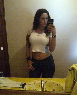 美女成熟的肥阴(加拿大女网红沉迷整形，结果胸给隆“炸”了，剩单侧巨乳)