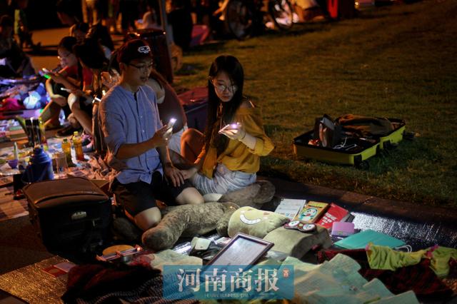 美女大学毕业生练摊甩货 附近市民争相购买