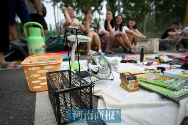 美女大学毕业生练摊甩货 附近市民争相购买