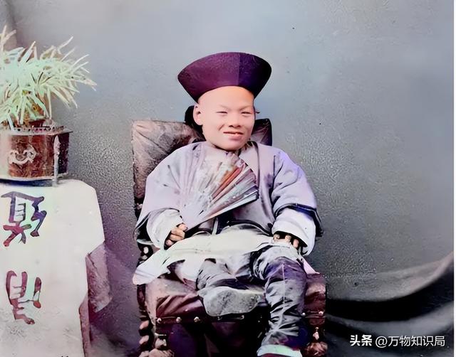 100年前清朝老照片:满族王爷妻妾美丽动人,犯人凌迟处死现场