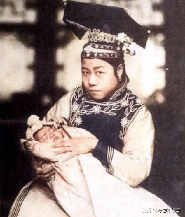 100年前清朝老照片:满族王爷妻妾美丽动人,犯人凌迟处死现场
