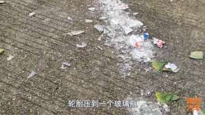 汽车轮胎扎了(汽车轮胎被扎了，学学正确的处理方式，做错一步轮胎直接报废)