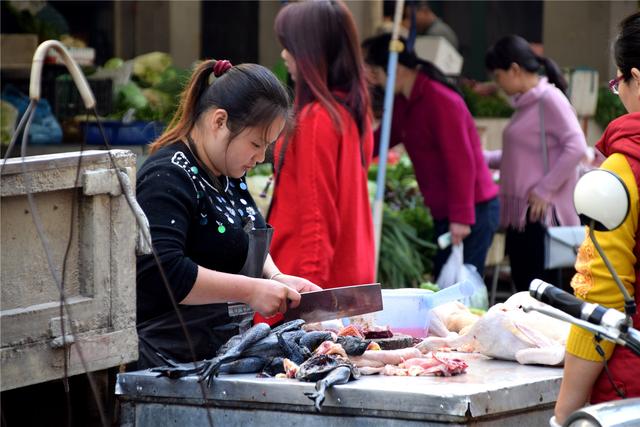 美女每天当街杀百只鸡，一只只需花10分钟