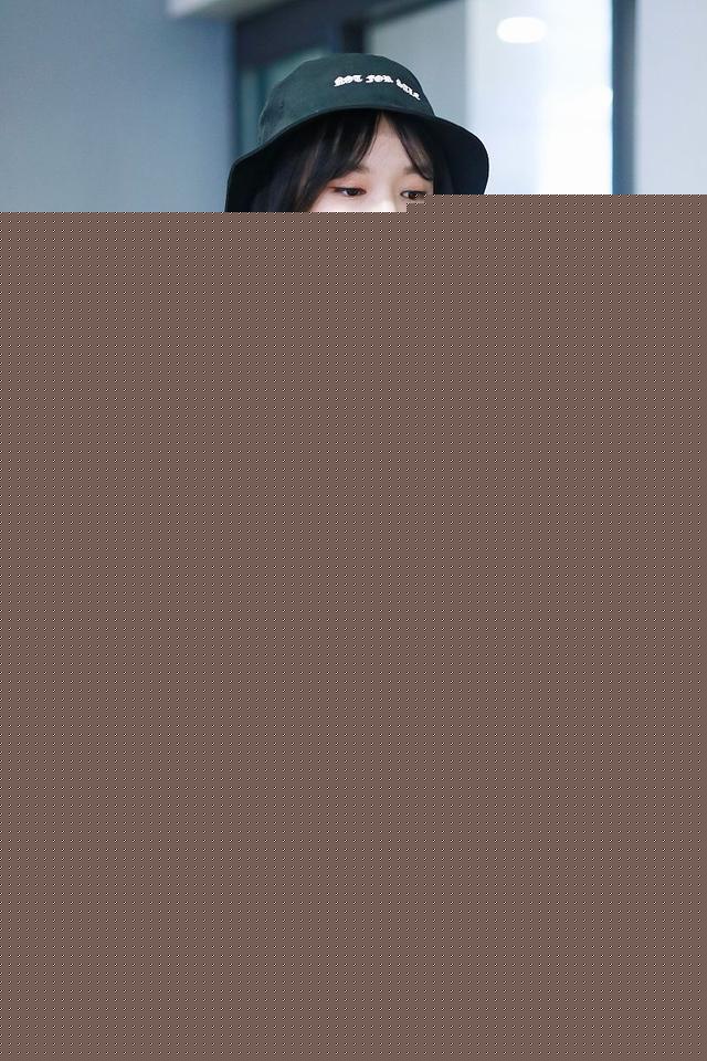 程潇穿黑白look简单又个性，脚踩帆布鞋双腿纤细惹人羡慕