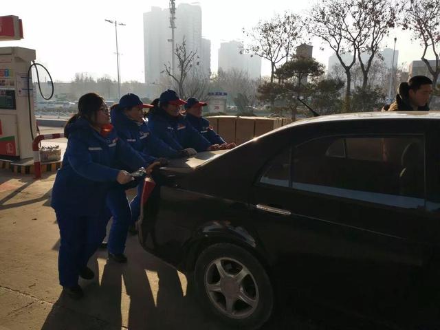 新车出厂时会加多少油,能安全开回家吗?厂家员工告诉你