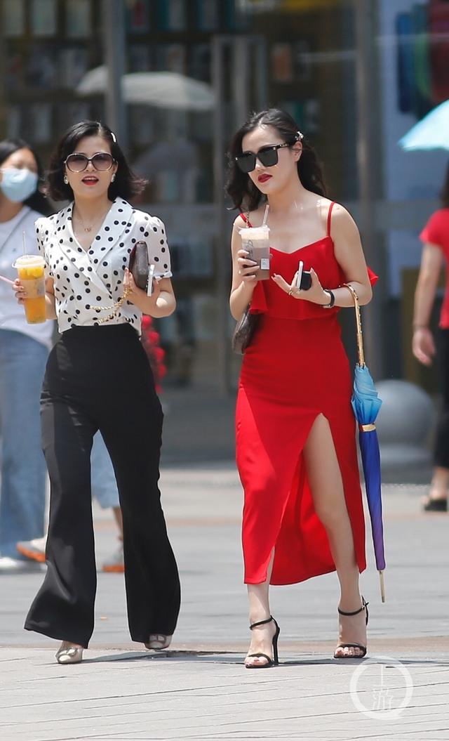 高温橙色预警!夏日炎炎重庆美女“清凉”出行