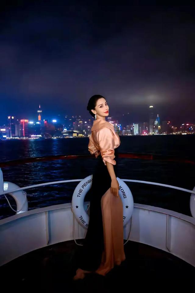 杨颖在夜色游轮上:美丽与活力的完美结合!