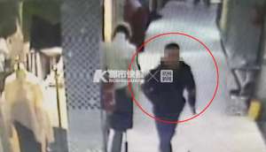 和美女干(借口给女友买衣让老板娘试穿 男子光天化日干龌龊事)