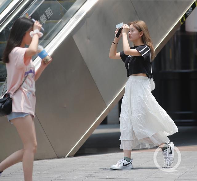 高温橙色预警!夏日炎炎重庆美女“清凉”出行