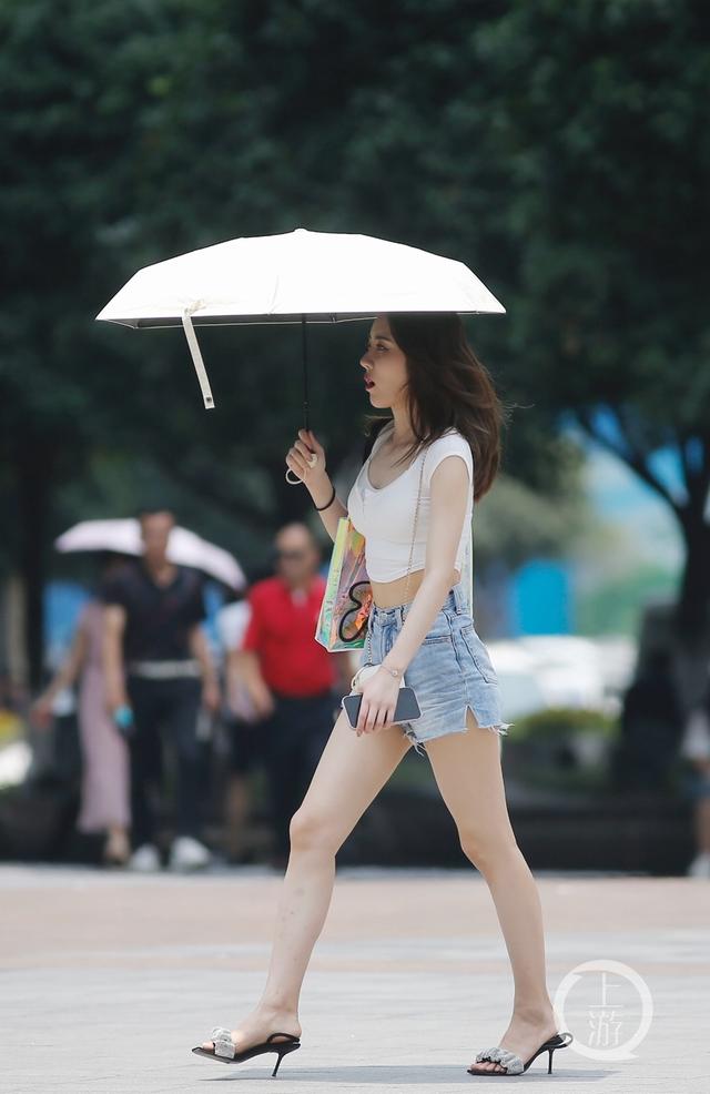 高温橙色预警!夏日炎炎重庆美女“清凉”出行
