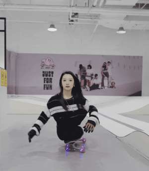 琴房美女(90后湖北轮椅美女：独居，超酷)