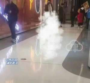 美女裸身体(炸裂武汉万科商场一女子赤身裸体，路人大饱眼福，网友兴奋了)