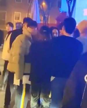 美女全包一夜(王思聪一晚换2个女友？带多位美女深夜酒吧包场，当众索吻霸气十足)